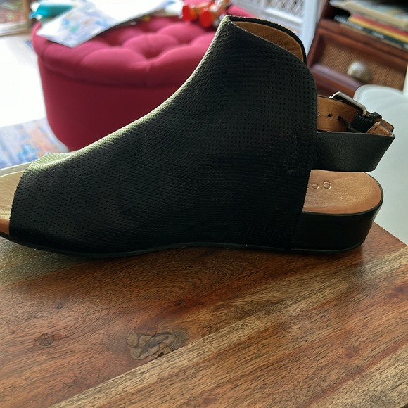 Gentle Souls Black Leather Gladiator Sandals-Size 6.5 - Picture 5 of 8